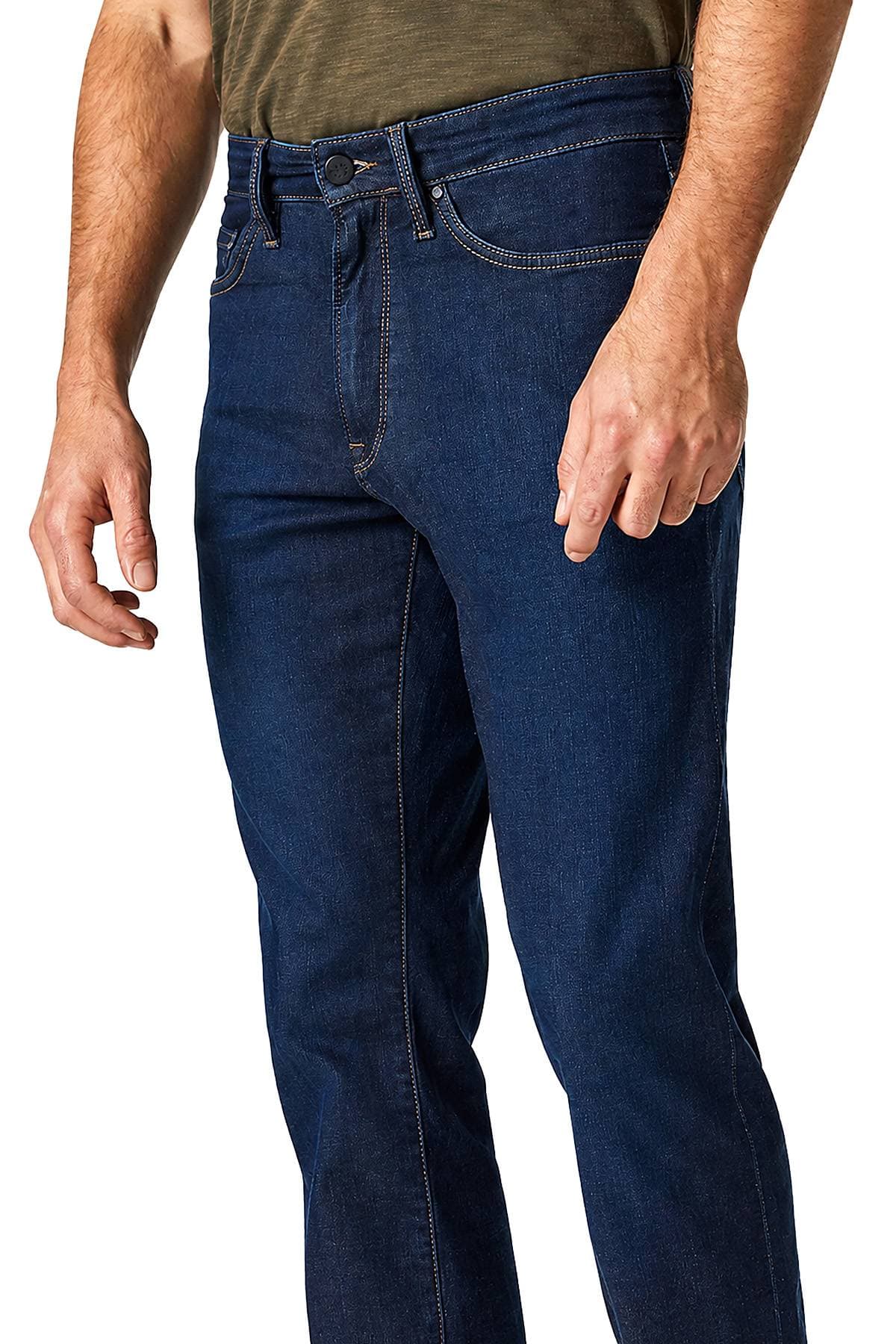 A person wearing blue jeans and a green shirt.
